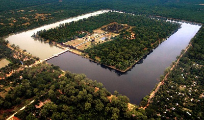 Ангкор — давня святиня та гордість «народу Камбу» — був основним претендентом на роль столиці нової держави